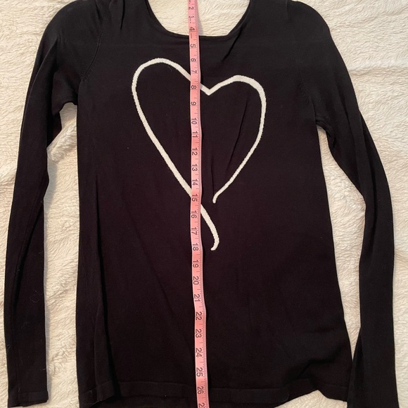 EXPRESS black and white heart sweater. Size M. - Picture 3 of 3